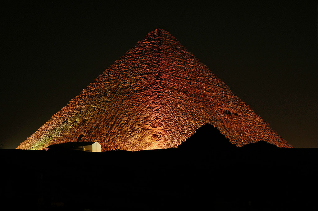  At show's end, the Great Pyramid of Khufu is revelaed. 
