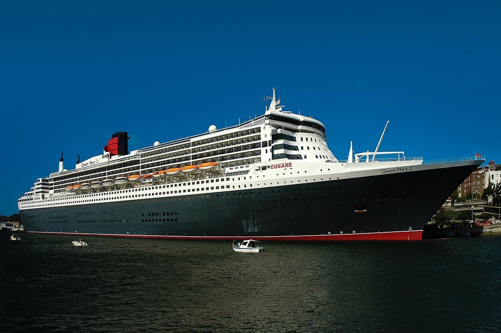  Queen Mary 2 docked at Garden Island Naval Base. 